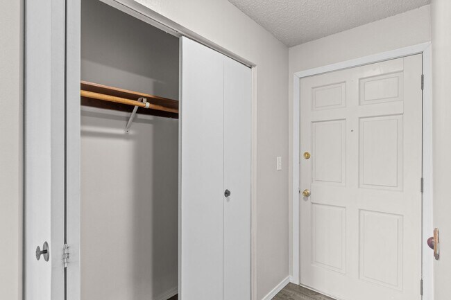 Building Photo - ONE MONTH FREE RENT! 2 bedroom 1 bath in S...