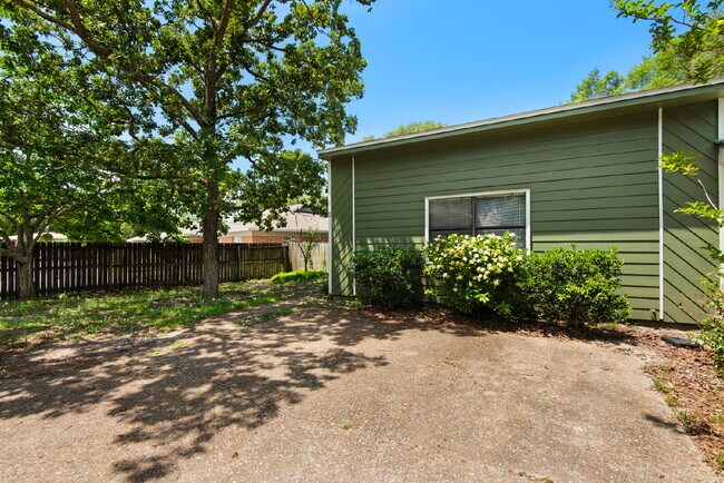 Building Photo - "Charming 2-Bed Townhouse Oasis in Shalimar !"