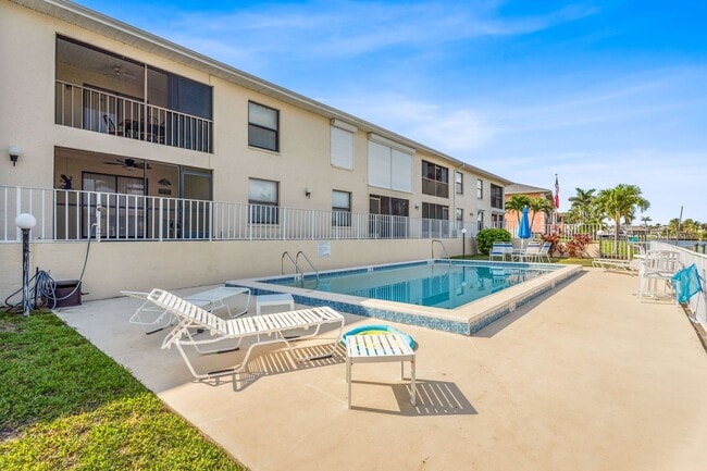 Building Photo - 2 Bed 2 Bath waterfront Condo