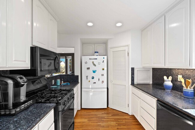 Building Photo - 1605 Lynngrove Dr