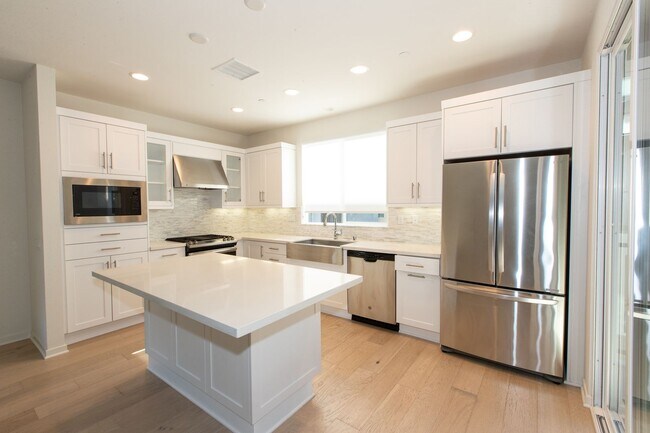 Building Photo - Highly Desired 4 Bedroom Floor Plan in Lig...