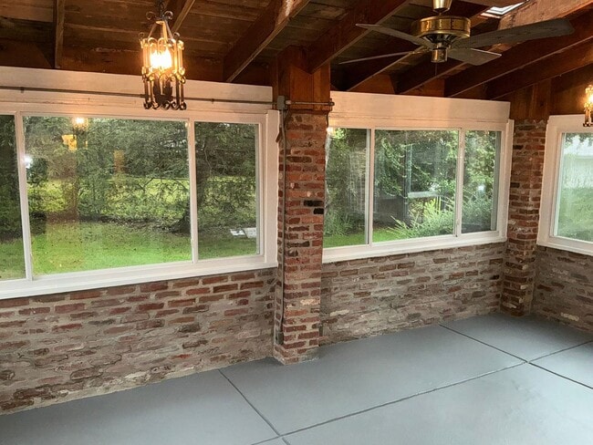 Building Photo - Very well maintained 4BR 2.5BA 5 level spl...