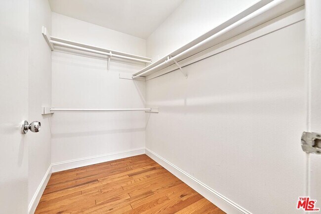 Building Photo - 326 S Manhattan Pl