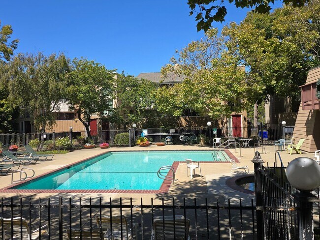 Building Photo - Tri Level Townhouse located in a Gated Com...