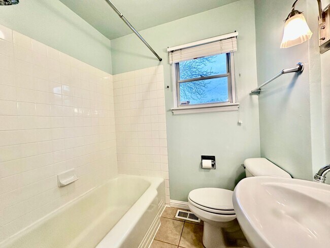 Building Photo - Bungalow Style Single-Family Home in Mt. Tabor Neighborhood