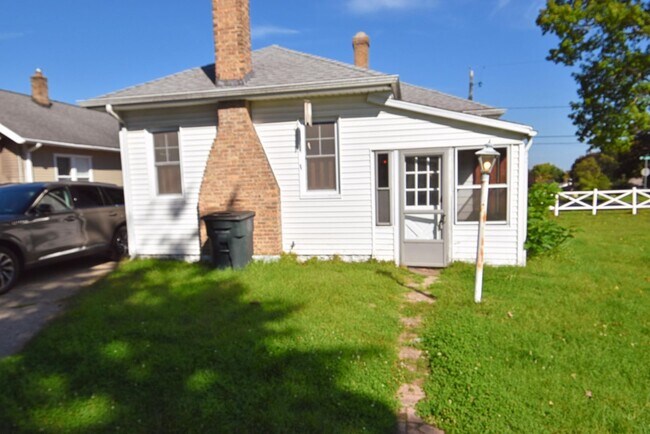Building Photo - 2 bedroom 2 bath home with 2 story garage
