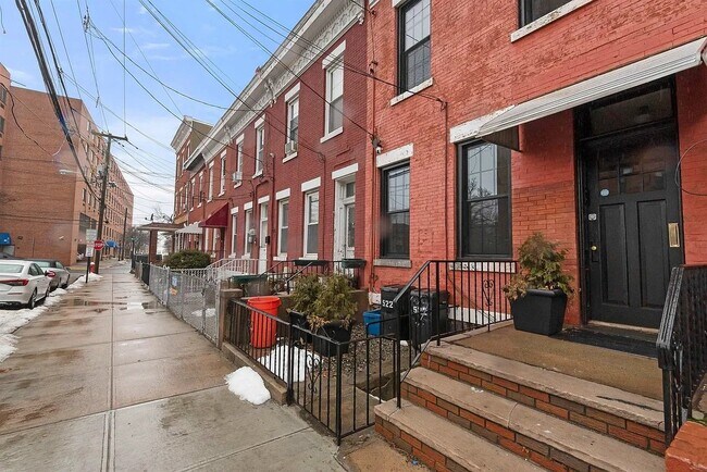 Building Photo - 522 23rd St