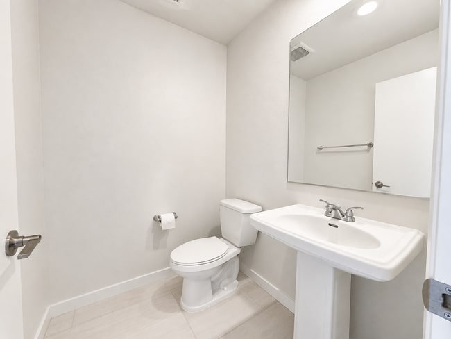 Building Photo - Beautiful and almost Brand New 3 Bedroom House in Citro, Fallbrook for Rent