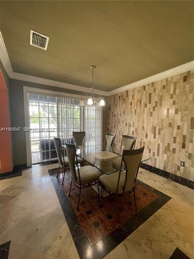 Building Photo - 232 SW 7th Ave