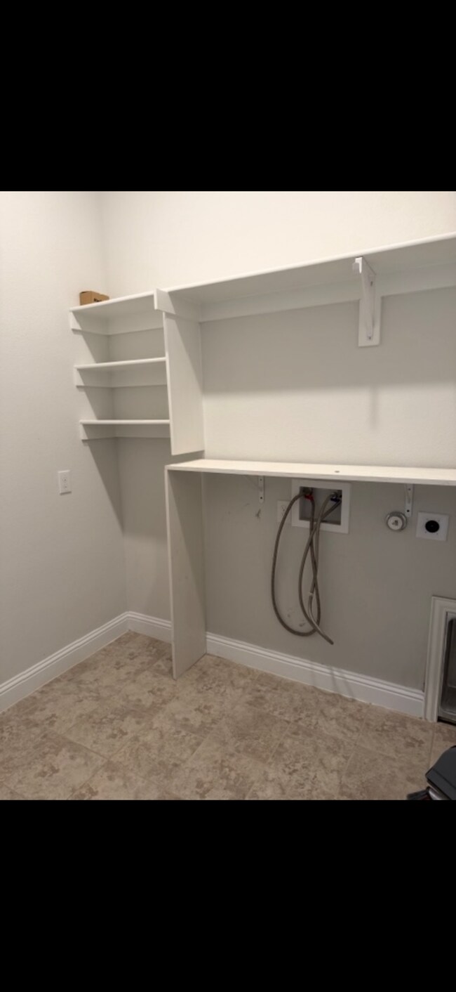 Building Photo - 1436 Lakeview Dr