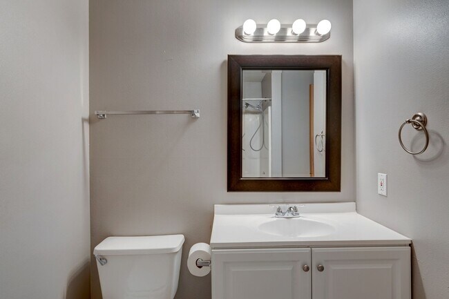 Building Photo - Three bedroom Two bath Condo at Point of V...