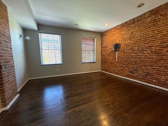 Building Photo - Spacious 4 Bedroom House In Baltimore City