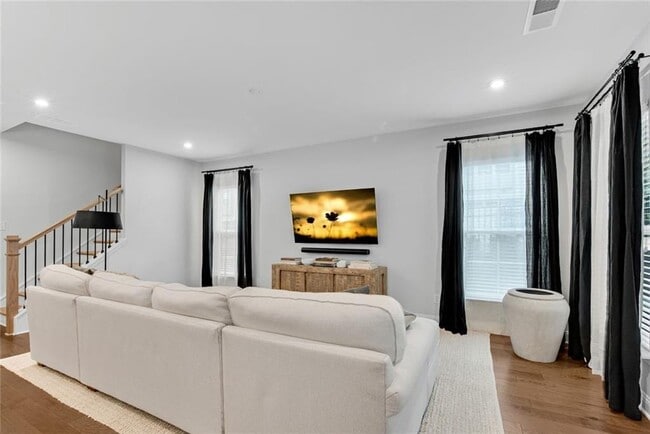 Building Photo - 400 Renwood Trl