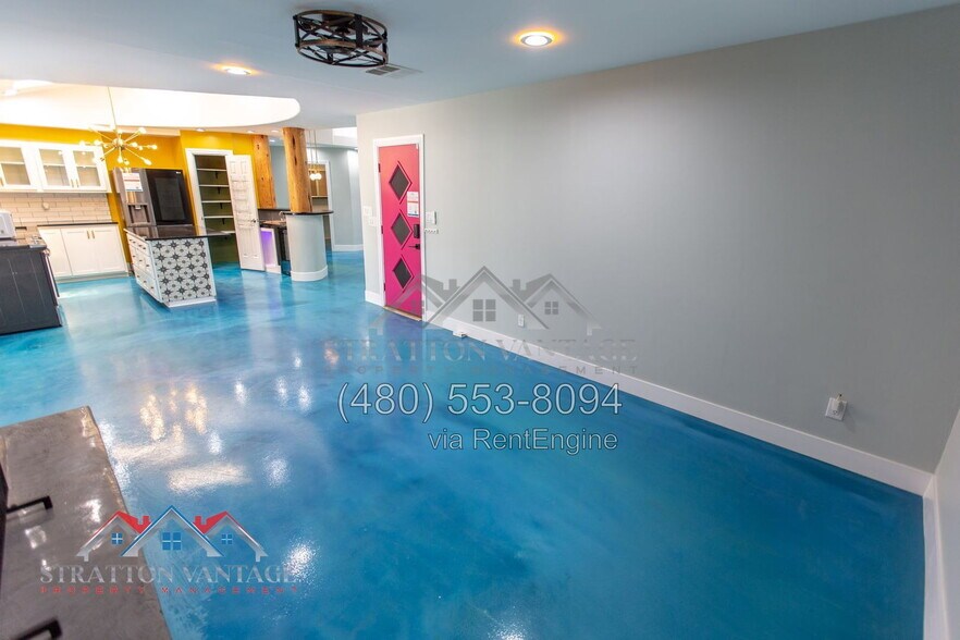 Building Photo - 1110 E Campus Dr
