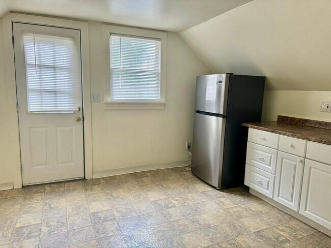 Building Photo - 5 W Main St