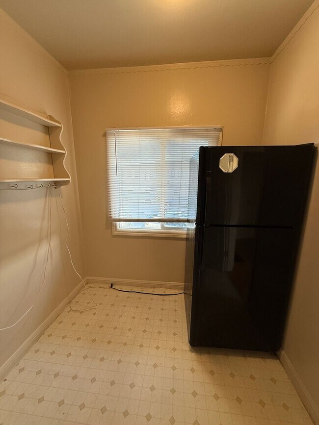 Building Photo - 700