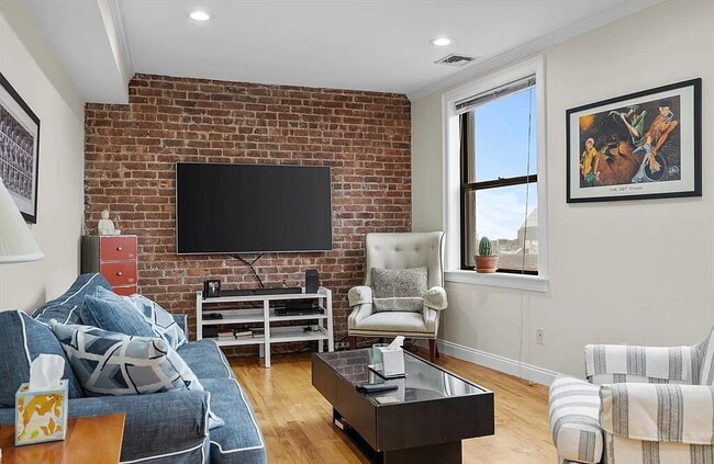 Building Photo - Bright & Spacious Unit with Natural Light