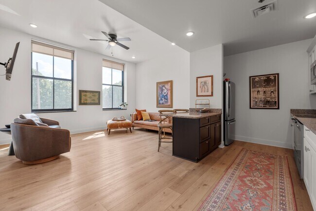 Building Photo - 301 N Mulberry St