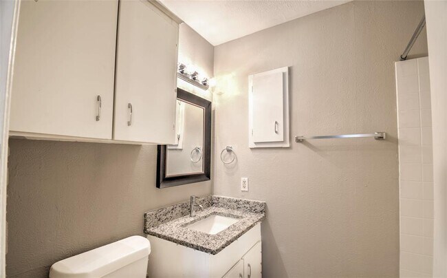 Building Photo - 5656 Live Oak St
