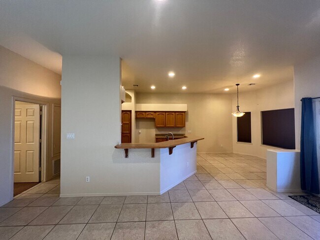 Building Photo - 4 BED POOL HOME!