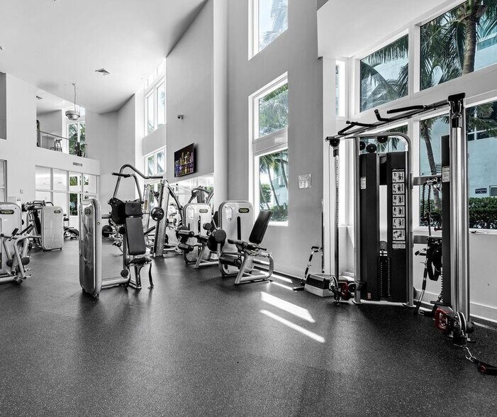 Building Photo - 1900 N Bayshore Dr