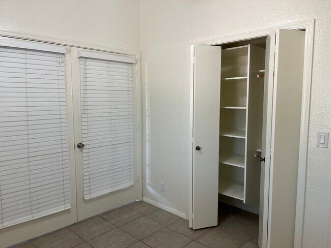 Building Photo - 1200 W Boxelder Cir