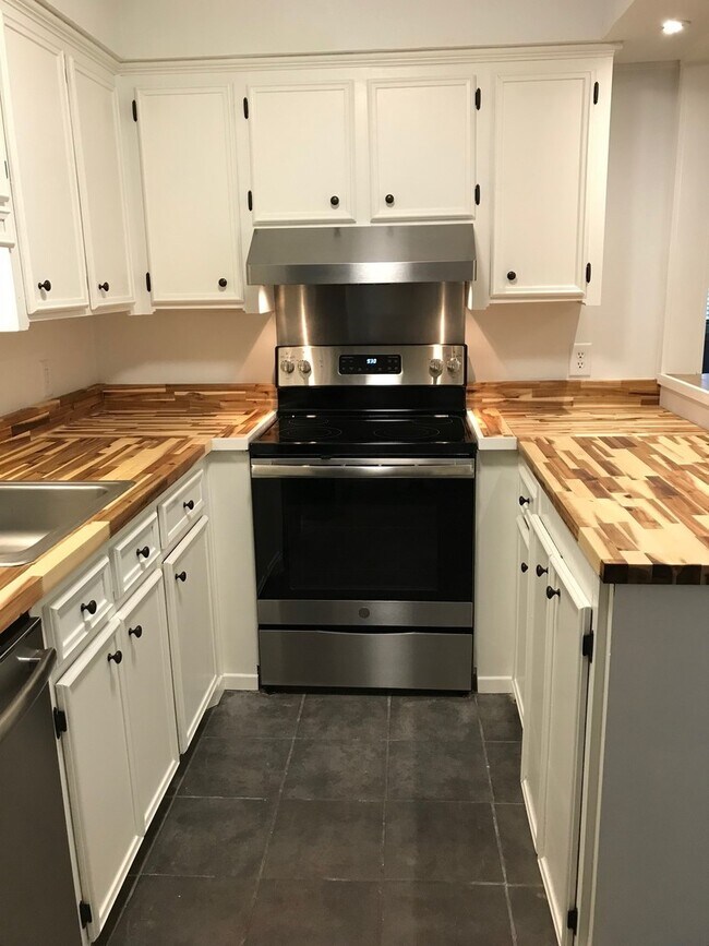 Building Photo - 117W-117 Wentworth Street