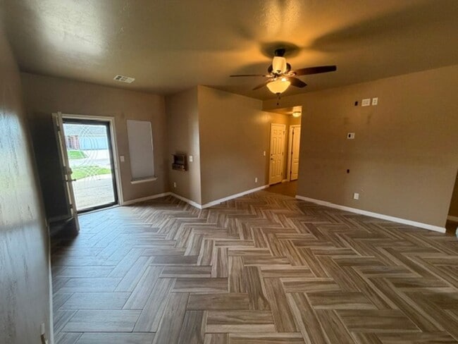 Building Photo - Adorable OKC home with 3 bed, 2 bath, 2 car garage in Mustang Schools!
