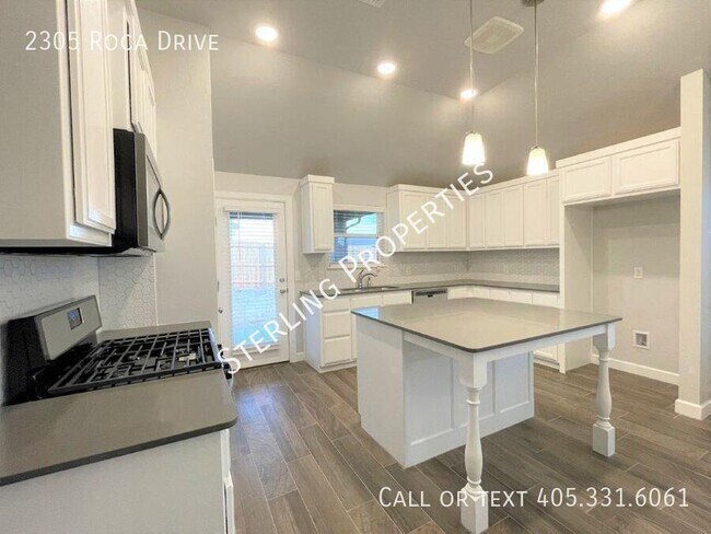 Building Photo - 2305 Roca Dr