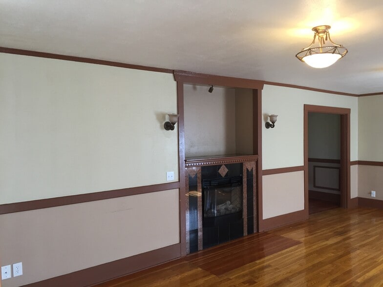 Building Photo - 105 125th St E