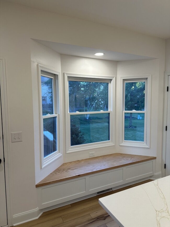 Bay Window Seat - 3422 River Narrows Rd