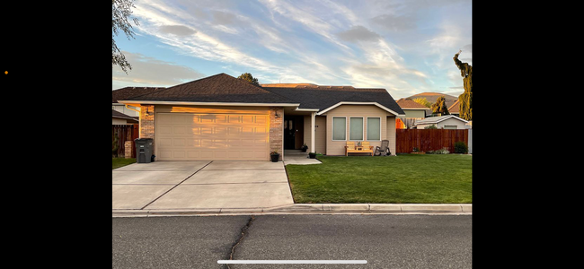 Building Photo - Terrace Heights Home Near Schools & Shopping