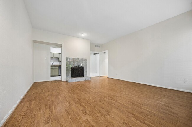 Building Photo - 2100 Tanglewilde St