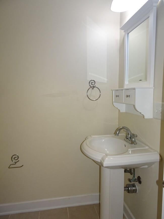 Building Photo - 4 Bedroom 3.5 bathroom Rental Home in Ford...