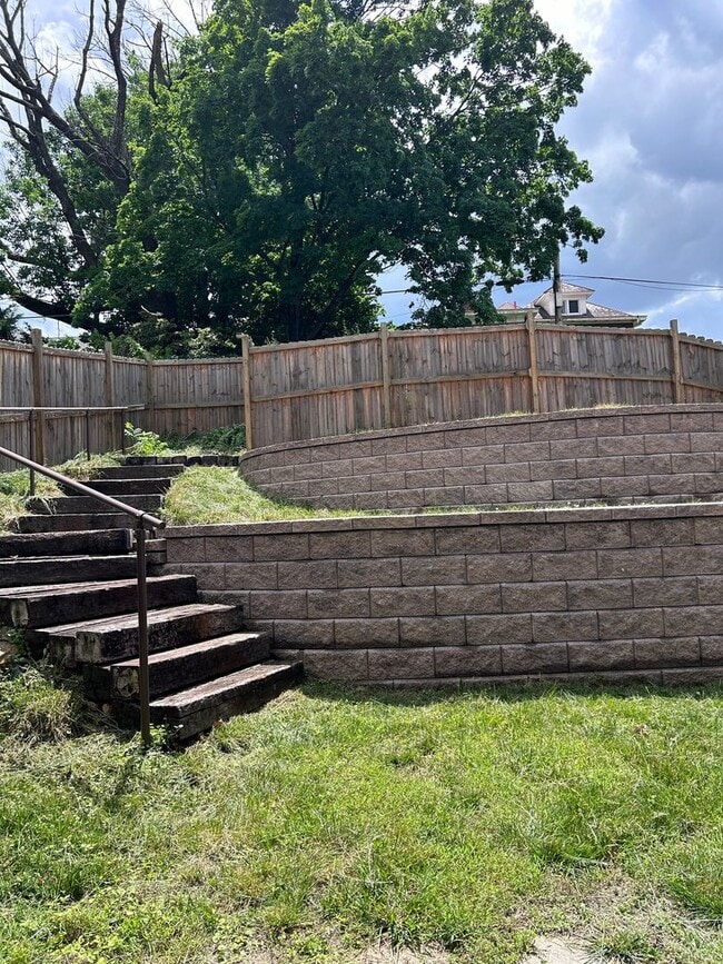 Building Photo - Spacious 3 BR home in Old SW, close to YMC...