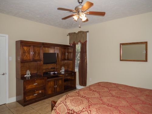 Building Photo - 617 E School St