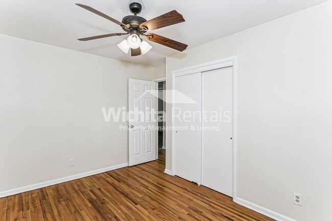 Building Photo - 2 bedroom 1 bath duplex