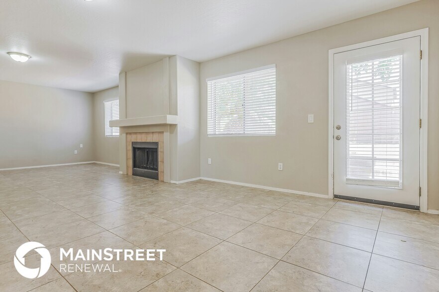 Building Photo - 5062 W Fairview St