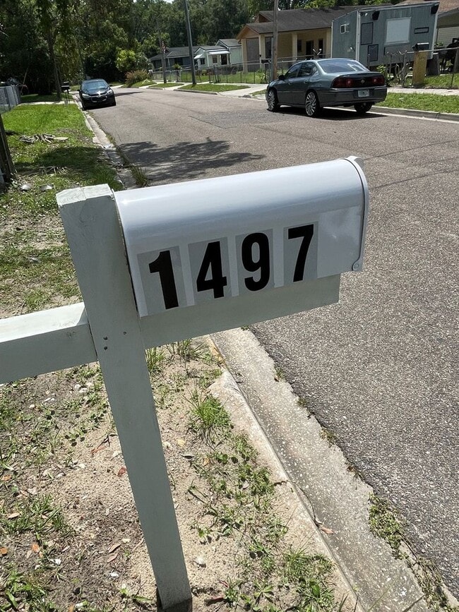 Building Photo - **Move in Ready 4/2 Single Family home