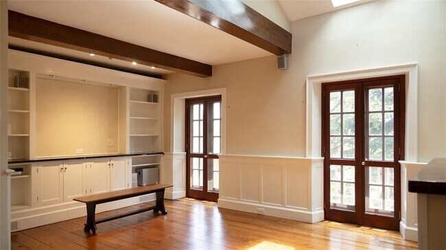 Building Photo - 113 Coggeshall Ave