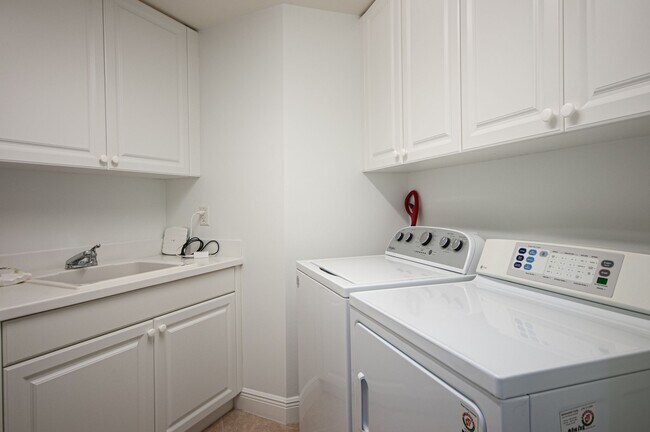 Building Photo - 6061 Silver King Blvd