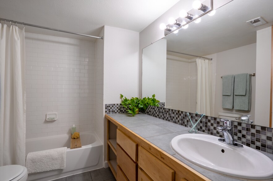 Building Photo - 2601 Penny Ln