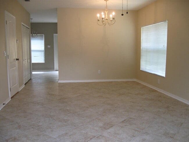 Building Photo - Daniels Landing End Unit