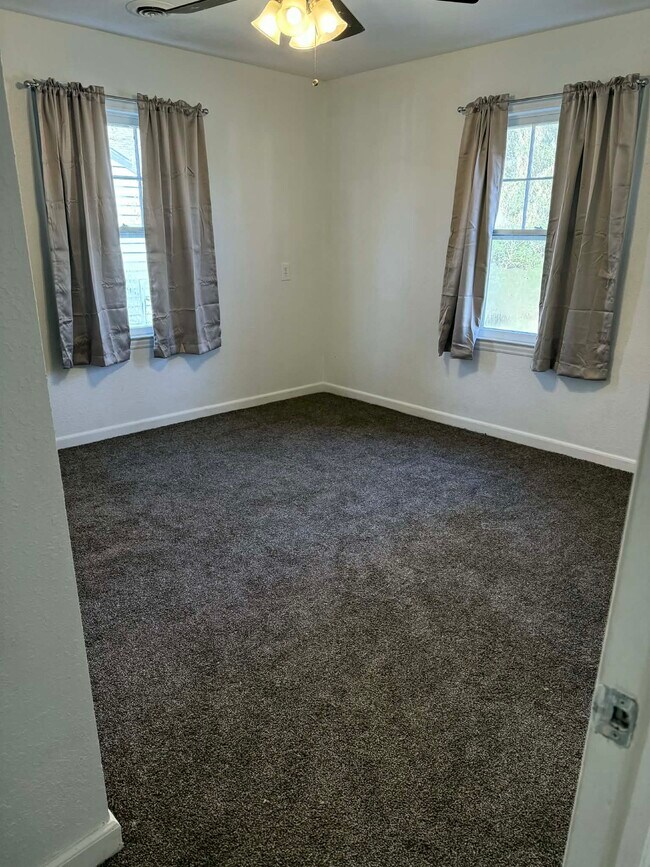 Building Photo - 109 E Fairview St