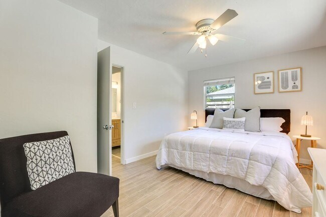 Building Photo - Charming 3/2 Available Now! Furnished or U...