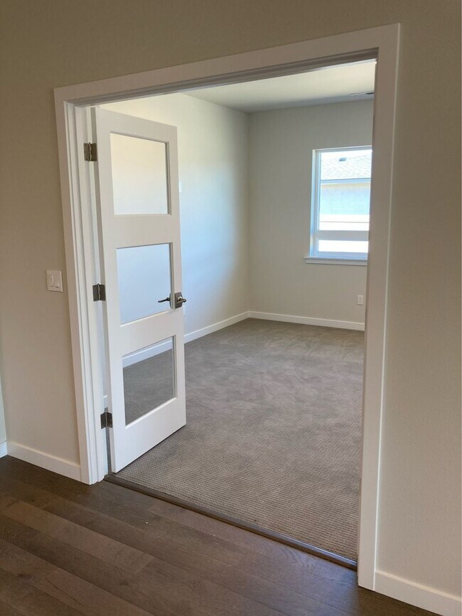 Building Photo - 3-Bed, 2 Bath Stunner in Kestrel Point