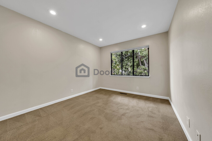 Building Photo - 641 Stonegate Dr
