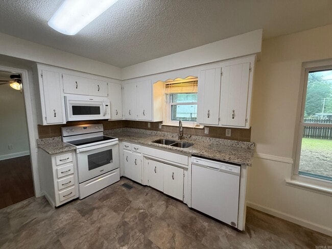 Building Photo - 1603 Woodland Dr