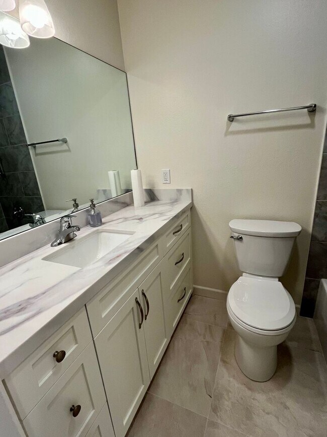 Building Photo - 4 Bedroom 2.5 Bathroom Home, Newly renovat...
