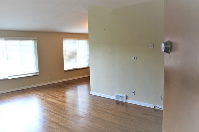 Primary Photo - 359 N Eton St